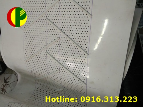 Băng tải PVC trắng dày 4mm được sử dụng rất nhiều trong các khu công nghiệp tại Việt Nam